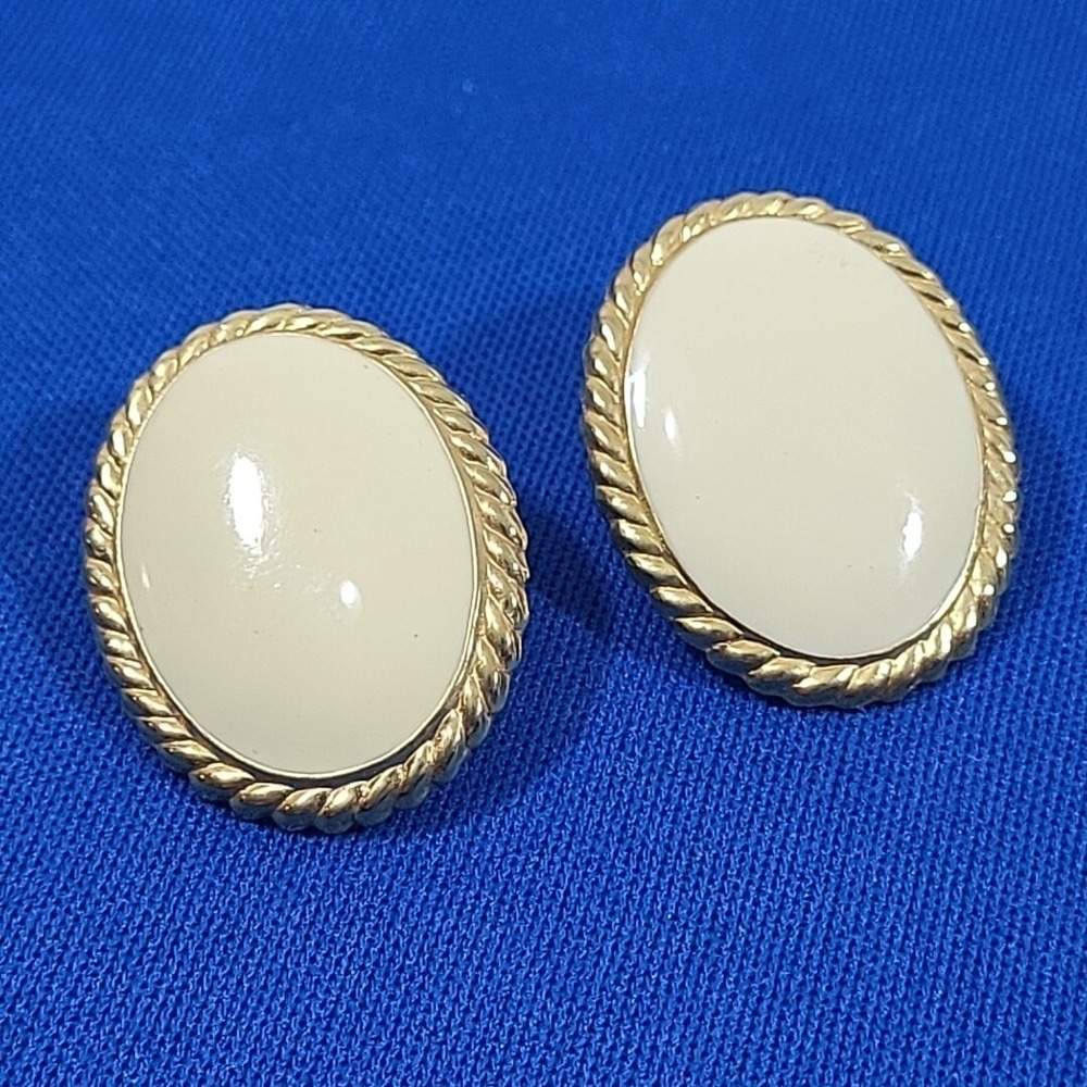 Vintage 80s Fashion Earrings Cream Oval Gold Tone Twisted Rope Edge Post‎ Studs